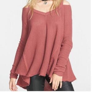 FREE PEOPLE MOONSHINE WAFFLE KNIT COLD SHOULDER SWEATER IN MAUVE, SZ SMALL